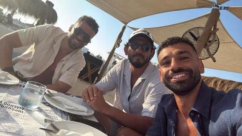 海边吃瓜图片大全,吃瓜图片大全带你领略夏日风情