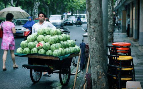 老头路边吃瓜,老头路边吃瓜,揭秘人间百态