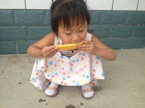 小孩吃瓜洗澡,宝宝吃瓜洗澡两不误