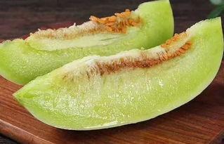 吃瓜磕糖甜,吃瓜磕糖，共享甜蜜时光