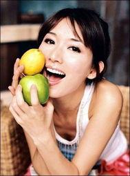 美女吃网纹瓜视频,美女品尝美味瞬间